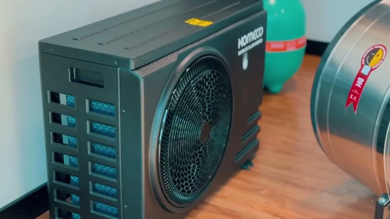 Bomba de calor, filtro e boiler expostos na loja da Maringá Energy